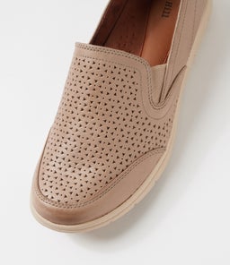 LIDIA SLIP ON C2 LT TAN BURNISHED LEATHER