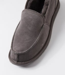 PLATINUM HUME EM CHARCOAL SHEEPSKIN