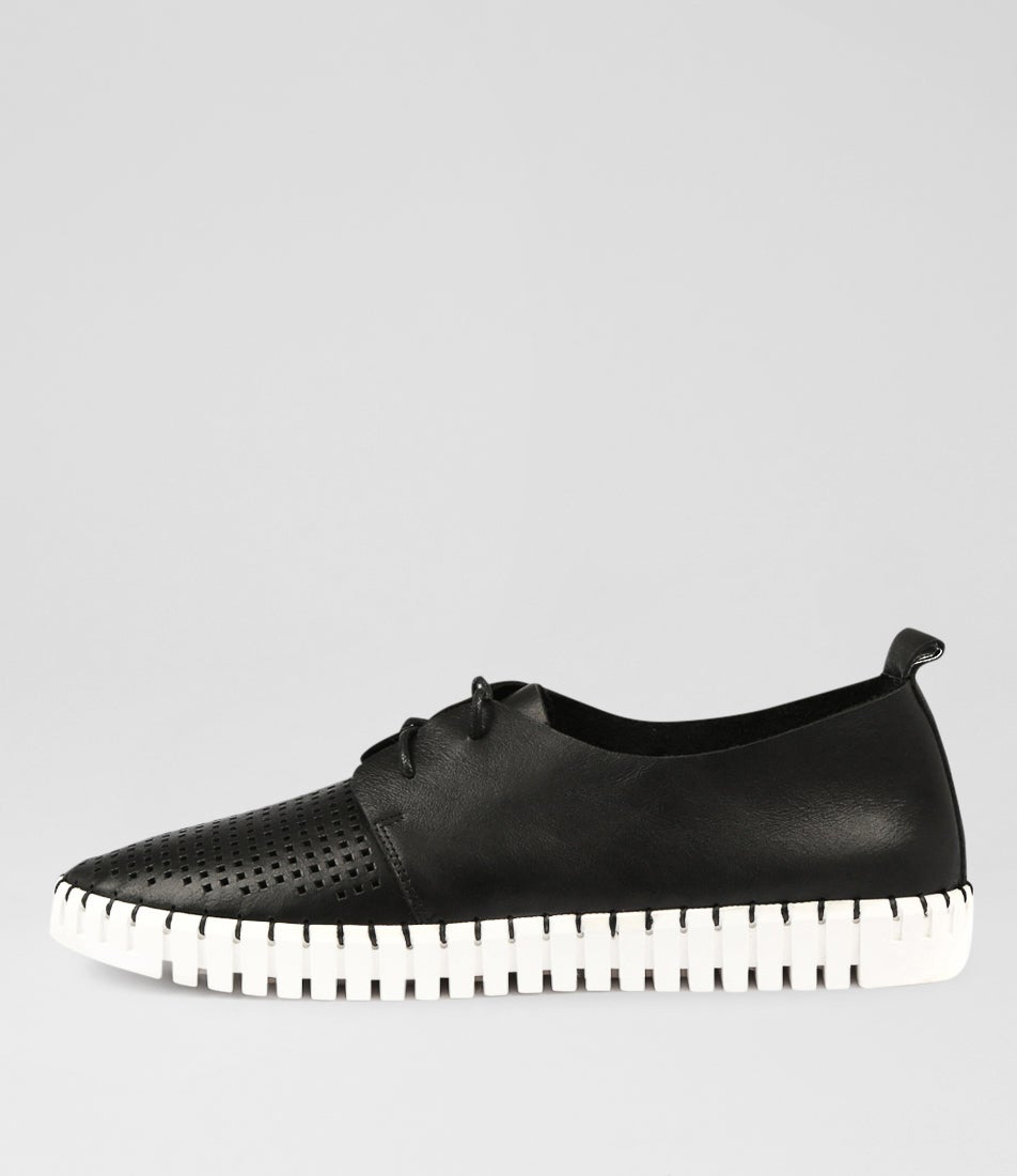 Husto Black Leather Sneakers
