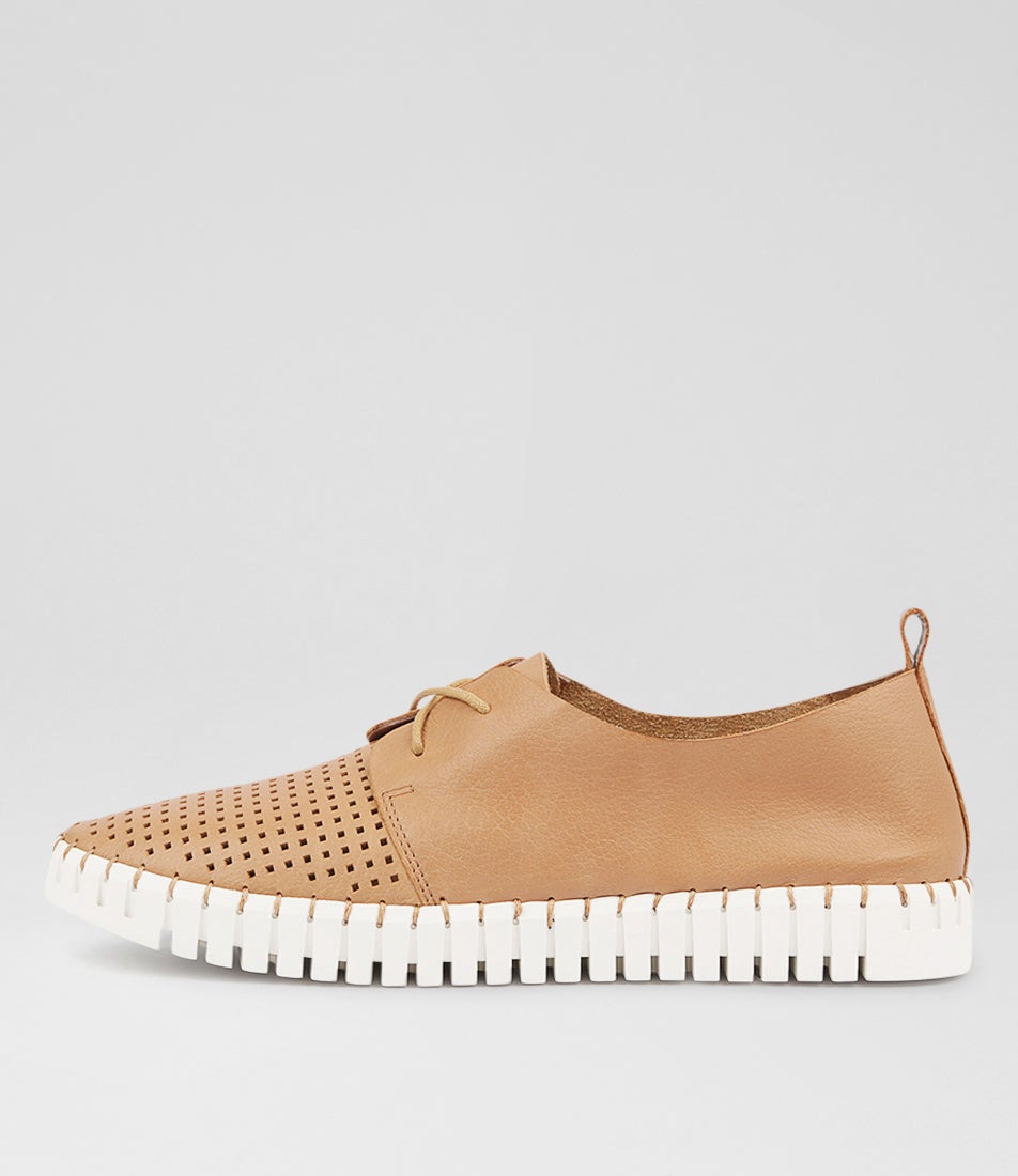 Husto Tan Leather Sneakers Husto Tan Leather Sneakers