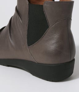 PANKA SU DK GREY LEATHER ELASTIC