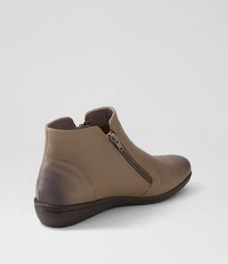 FALLENN SU TAUPE LEATHER