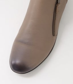 FALLENN SU TAUPE LEATHER