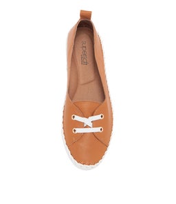 WOMANS SU DK TAN WHITE SOLE LEATHER