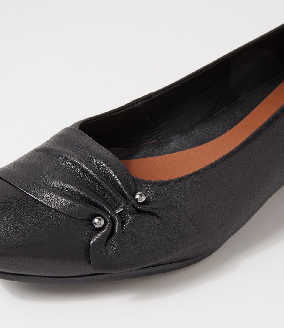 Reverse-Su-Black-Leather