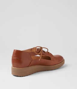 OLLAYS TO DK TAN LT CHOC SOLE LEATHER