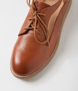 OLLAYS TO DK TAN LT CHOC SOLE LEATHER
