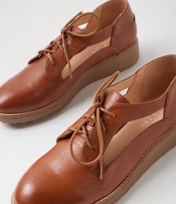 OLLAYS TO DK TAN LT CHOC SOLE LEATHER