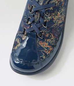 ALLSORTS XW ZR NAVY NAVY ROYAL PRINT PATENT SUEDE