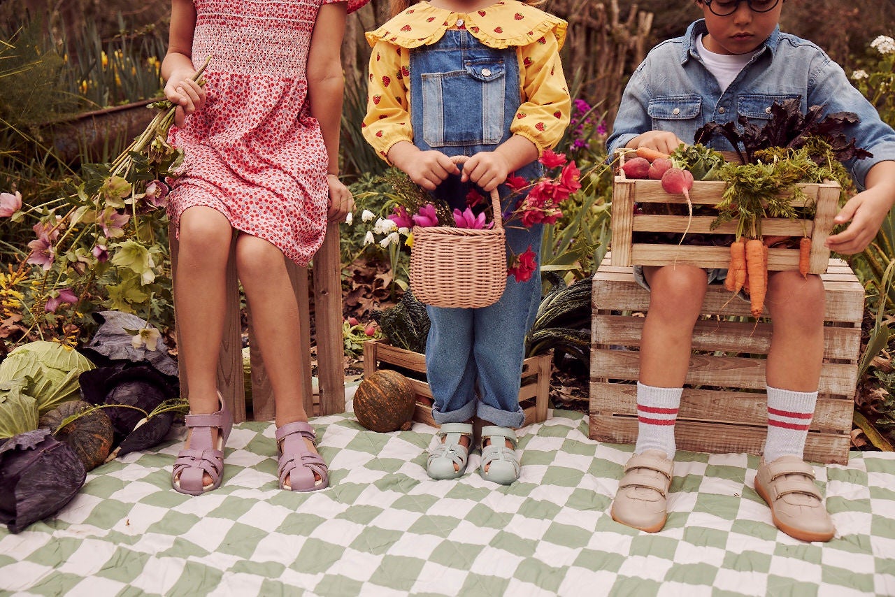 Toddlers with Wide & Narrow Feet: Shoe Fitting Advice | Bobux